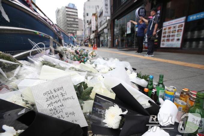 [사진] 시청역 교통사고 현장 찾은 시민들