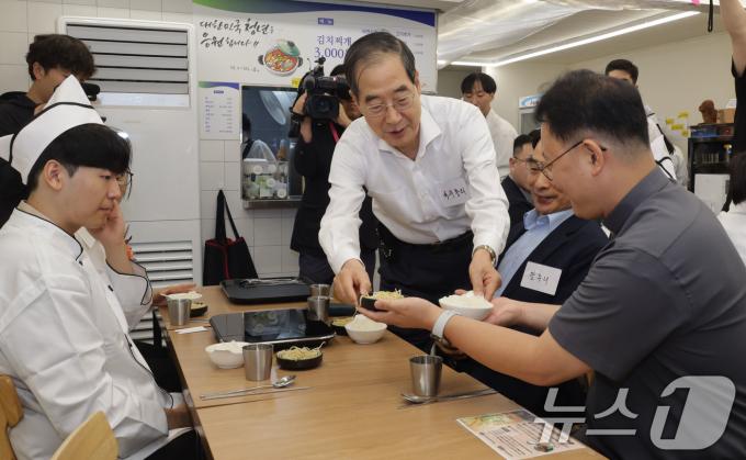[사진] 한덕수 총리, 청년밥상문간 슬로우점 방문