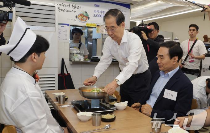 [사진] 한덕수 총리, 청년밥상문간 슬로우점 방문
