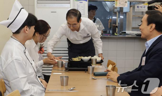 [사진] 직접 서빙하는 한덕수 국무총리