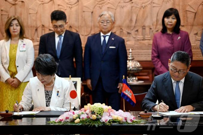 [사진] 협정서 서명하는 일본 외무상과 캄보디아 외교