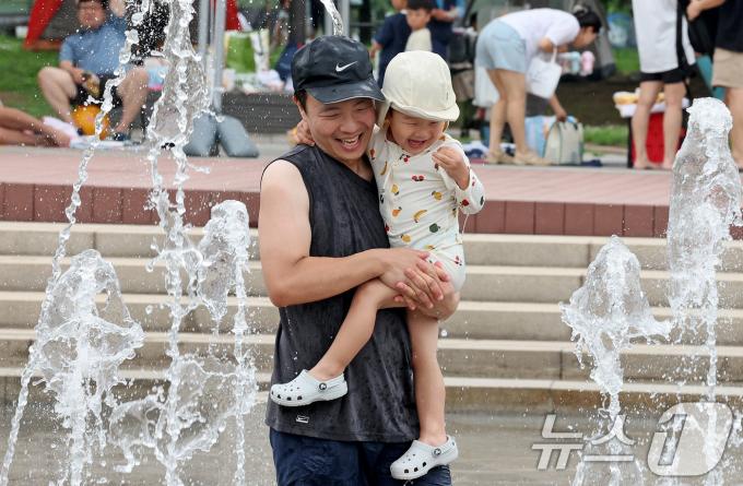 [사진] 물놀이 분수에 신난 동심