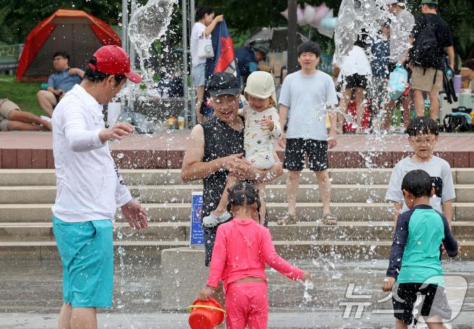 [사진] 물놀이 즐기는 시민들