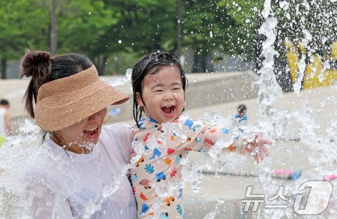 [사진] 엄마와 즐기는 물놀이