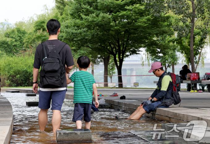 [사진] 시원하게 담근 발