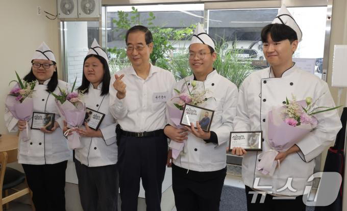 한덕수 국무총리가 7일 서울 종로구 청년밥상문간 슬로우점을 방문해 경계선 지능 청년 직원들과 기념 촬영하고 있다. (공동취재) 2024.7.7/뉴스1 ⓒ News1 임세영 기자