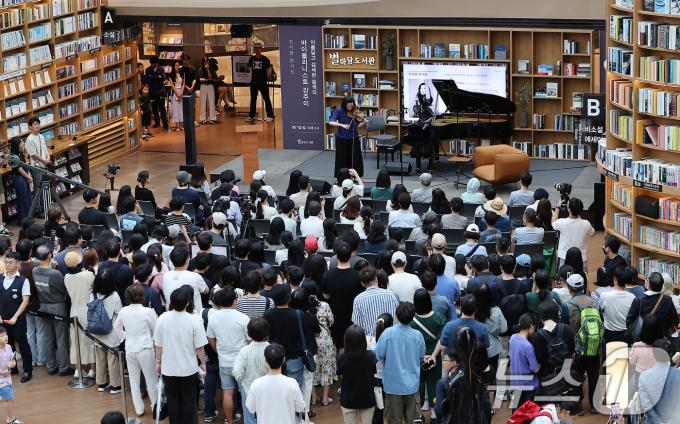 [사진] 공연 보며 실내 도서관에서 여름나기