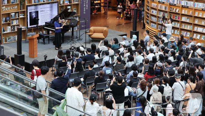 [사진] '더위 피해 실내도서관으로'