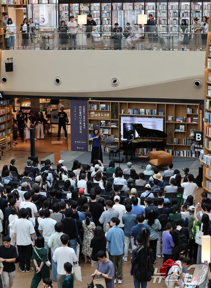 [사진] 무더운 여름 실내도서관 찾은 시민들