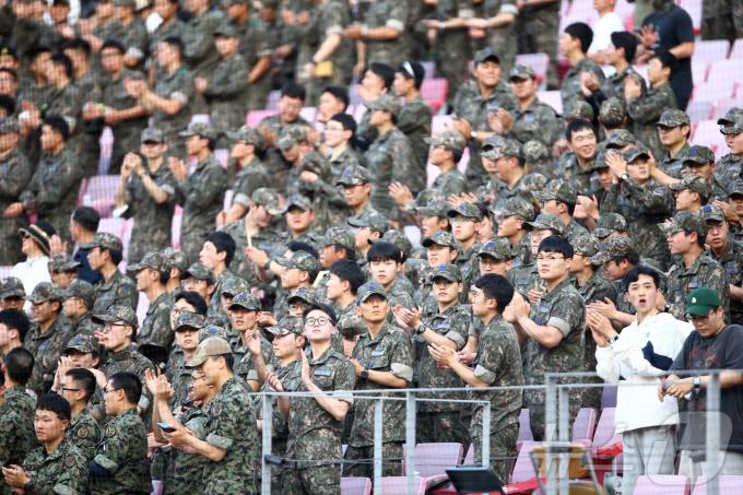 KIA 타이거즈가 17일 삼성 전에서 광주 전남 지역 군 장병 2000명을 초청한다. 사진은 지난해 진행했던 초청 행사 당시의 모습. (KIA 제공)