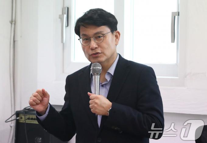 [사진] 당원간담회 참석한 윤상현 당대표 후보