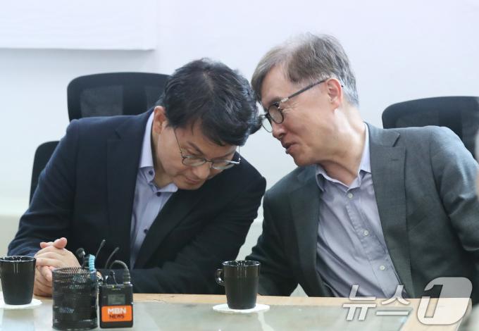 [사진] 이야기 나누는 윤상현·최재형