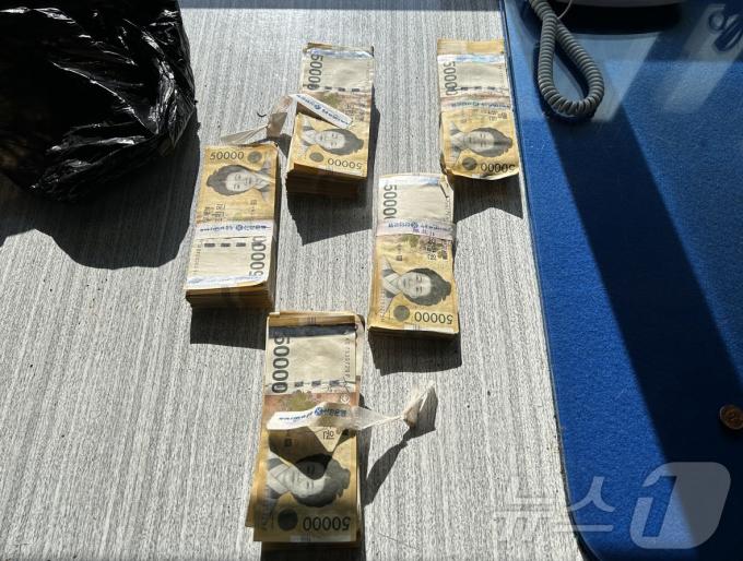 [사진] 5천만원 발견된 아파트 화단서 또 2천500만원 현금뭉치