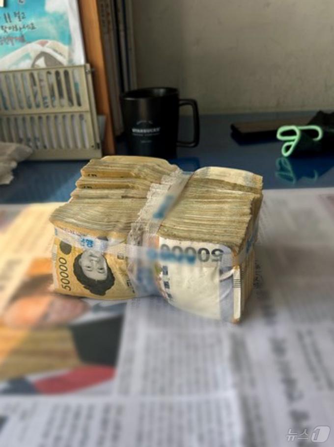 [사진] 5천만원 발견된 아파트 화단서 또 2천500만원 현금뭉치