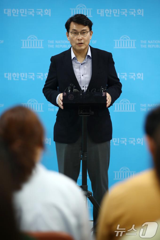 [사진] 윤상현 '당정 갈등 재현은 공멸의 지름길, 확전 자제해야'