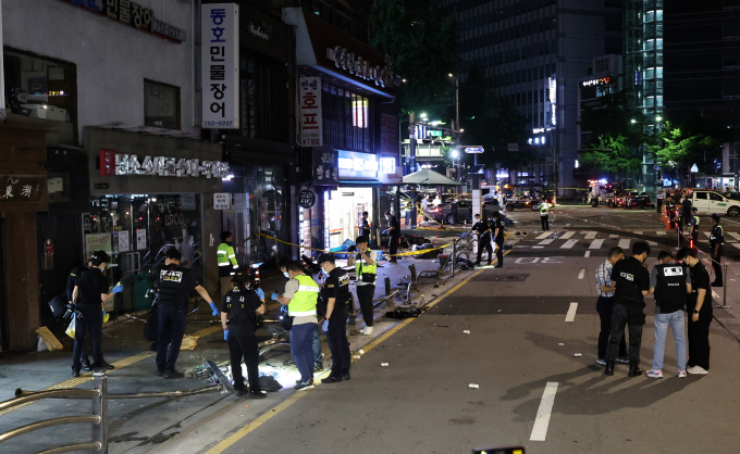 서울 시청역 역주행 참사를 수사 중인 경찰이 주말에도 운전자와 면담하며 2차 피의자 조사 일정을 조율중이다. 지난 2일 13명의 사상자가 발생한 서울 시청역 교차로 교통사고 현장에서 현장감식에 나선 과학수사대원. /사진=뉴스1  