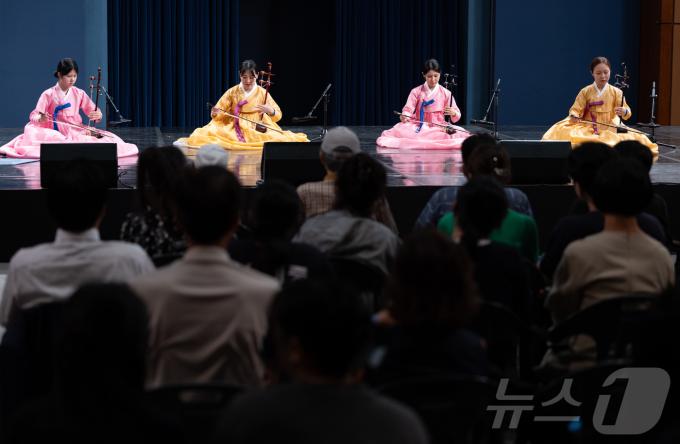 [사진] 청와대서 선보이는 해금 공연