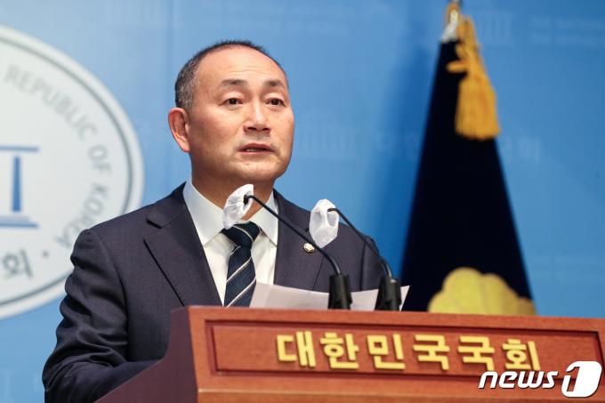 김원이 더불어민주당 의원이 12일 오전 서울 여의도 국회에서 대한의사협회 총파업 규탄 기자회견을 하고 있다. 2023.12.12/뉴스1 ⓒ News1 이승배 기자