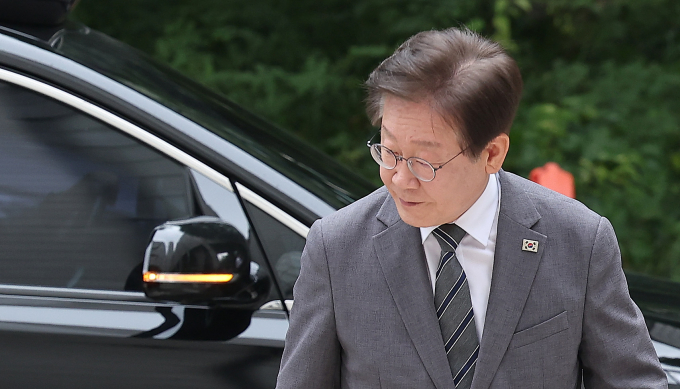 검찰이 '경기도 법인카드 유용 의혹'과 관련해 더불어민주당 이재명 전 대표와 그의 배우자의 출석을 통보했다.사진은 지난 5일 서울 서초구 서울중앙지방법원에서 열린 '대장동 배임 및 성남FC 뇌물' 관련 특정범죄가중처벌등에관한법률위반(뇌물) 등 공판에 출석한 이재명 더불어민주당 전 대표. /사진=뉴스1