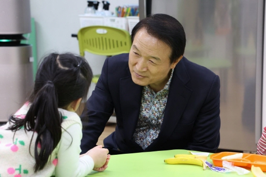 임태희 경기도교육감이 늘봄프로그램 참여 아동과 눈높이 대화를 나누고 있다. / 사진제공=경기도교육청