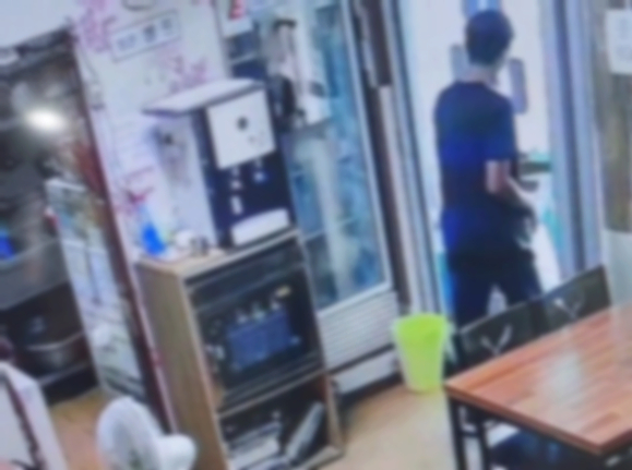 경기도에서 혼자 작은 식당을 운영 중인 아버지를 둔 한 누리꾼이 식사 비용도 내지 않고 가게 안의 휴대전화까지 훔쳐 달아난 '먹튀 남성'의 모습을 공개했다. /사진=보배드림 갈무리