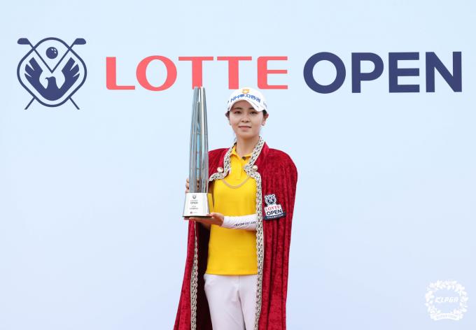 이가영이 7일 열린 KLPGA투어 롯데 오픈에서 우승한 뒤 트로피를 들어 보이고 있다. (KLPGA 제공)