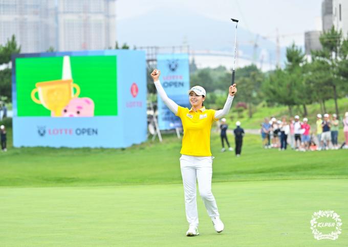 이가영이 7일 열린 KLPGA투어 롯데 오픈에서 우승을 확정한 뒤 환호하고 있다. (KLPGA 제공)