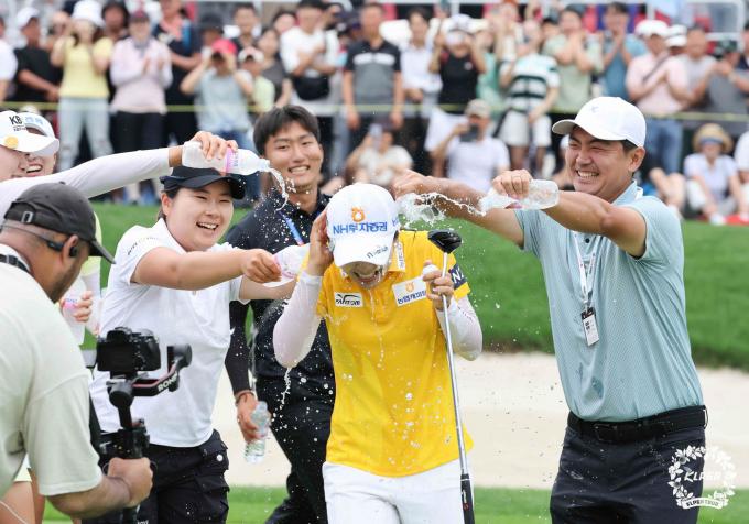 [사진] 우승 축하 물세례 받는 이가영