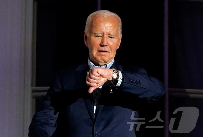 조 바이든 미국 대통령이 4일(현지시간) 미국 워싱턴 백악관 사우스 론에서 열린 7·4 독립기념일 연례 행사에 참여하는 중 손목시계를 응시하는 모습. 2024.07.04/ ⓒ 로이터=뉴스1 ⓒ News1 조유리 기자