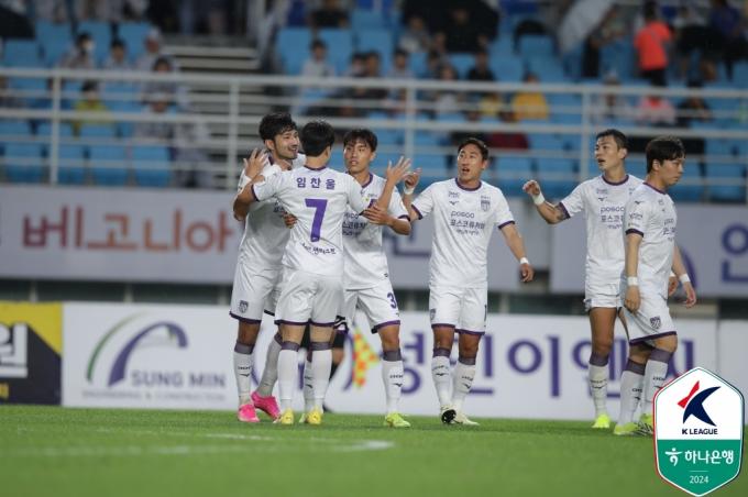 전남 드래곤즈가 7일 열린 하나은행 K리그2 2024 21라운드에서 안산 그리너스를 2-1로 꺾고 10경기 연속 무패 행진을 질주했다. (한국프로축구연맹 제공)