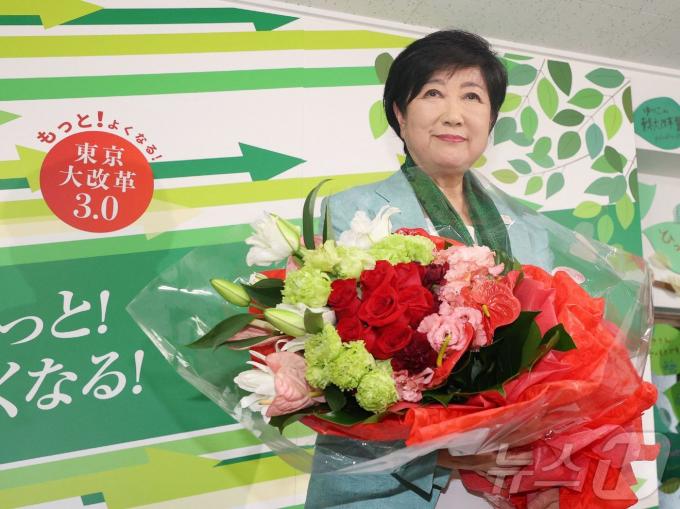 [사진] [포토]도쿄도 지사 선거 고이케 당선…3연임 성공
