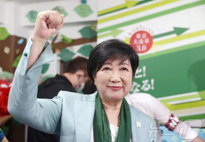[사진] [포토] 출구조사 결과에 환호하는 고이케 지사…3연임 확신
