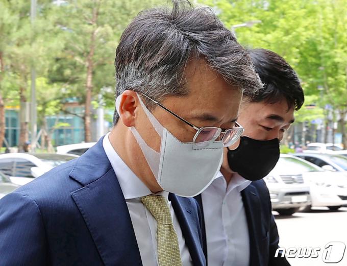 'BBQ 전산망 불법 접속 혐의'를 받고 있는 박현종 bhc그룹 회장이 8일 오후 서울 송파구 서울동부지방법원에서 열린 정보통신망이용촉진 및 정보보호에 관한 법률 위반 혐의 1심 선고 공판에 출석하고 있다. (공동취재) 2022.6.8/뉴스1 ⓒ News1 이성철 기자