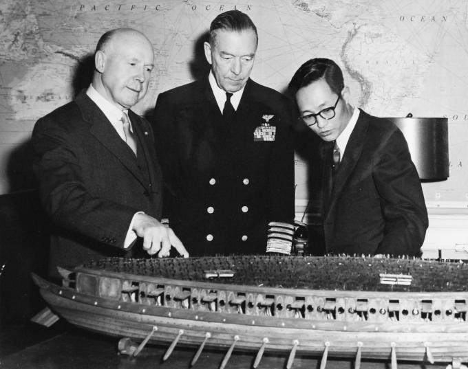 1956년 미국 해군사관학교에 전시된 거북선 모형. (출처: National Museum of the U.S. Navy, 흑백사진(1956), 사진 공개 2015년, Wikimedia Commons, Public Domain)