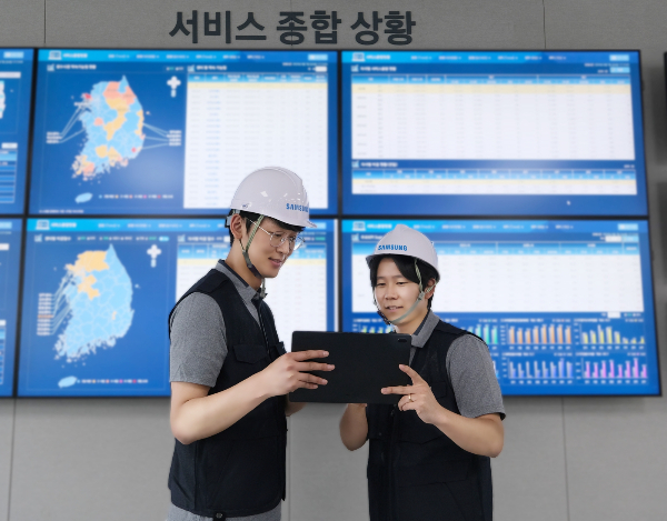 삼성전자서비스가 국가고객만족도 조사 전자제품 AS 부문 1위에 올랐다. 사진은 서비스 신청 현황을 확인하는 삼성전자서비스 엔지니어들의 모습. /사진=삼성전자 제공