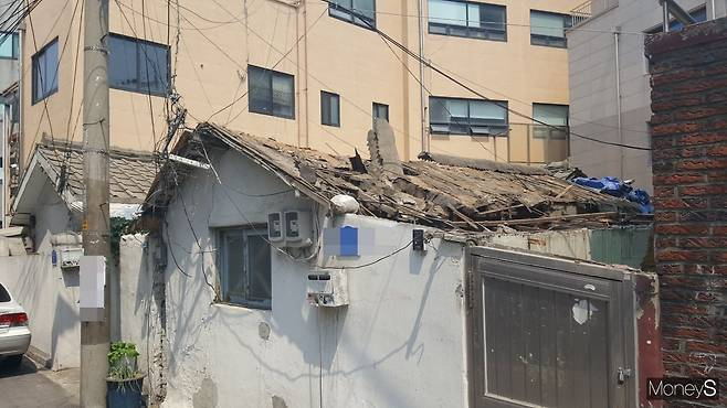서울시가 시민을 대상으로 빈집 활용 아이디어 공모전을 진행한다. 사진은 서울시내 한 낡은 빈집. /사진=김창성 기자