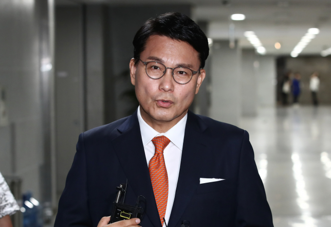 한동훈 후보가 '김건희 문자 읽씹'에 대해 여러 의원이 자신의 의견을 내며 설전을 벌이는 가운데 이날 첫 합동연설회를 시작한다. 사진은 지난달 20일 서울 여의도 국회 의원회관에서 전당대회 출마 관련 인터뷰를 하고 있는 윤상현 후보의 모습. /사진=뉴스1