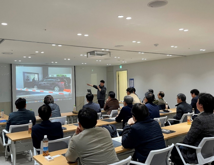 차재영 에스피앤모빌리티팀장이 최근 삼표비즈니스센터에서 진행된 세미나에서 서울 대형 설계 회사 임원진들을 대상으로 로봇주차솔루션을 설명하고 있다. /사진=삼표그룹