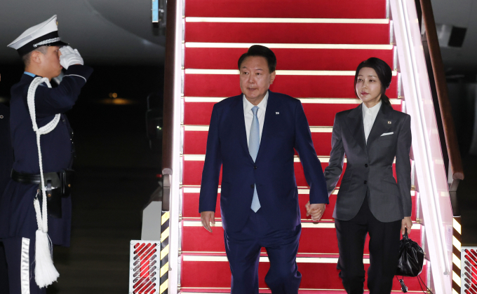 윤석열 대통령이 미국 워싱턴에서 개최되는 북대서양조약기구(NATO·나토) 정상회의 참석을 위해 8일 출국한다. 사진은 중앙아시아 3개국(투르크메니스탄·카자흐스탄·우즈베키스탄) 국빈 방문 일정을 마치고 귀국한 윤 대통령(왼쪽)과 김건희 여사가 지난달 16일 성남 서울공항에 도착해 공군 1호기에서 내리는 모습. /사진=뉴시스