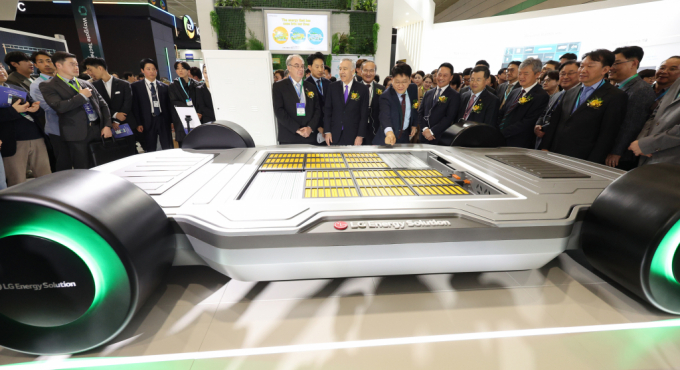 서울 강남구 코엑스에서 열린 인터배터리 2024를 찾은 김동명 LG에너지솔루션 사장과 최윤호 삼성SDI 대표이사, 이석희 SK온 대표이사 사장 등 국내 기업들이 LG에너지솔루션의 차량 탑재 배터리를 살펴보고 있다. /사진=뉴스1