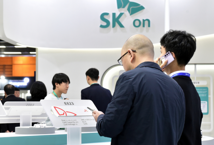 인터배터리2024에서 참관객들이 각 기업의 부스를 둘러보고 있다. /사진=임한별 기자