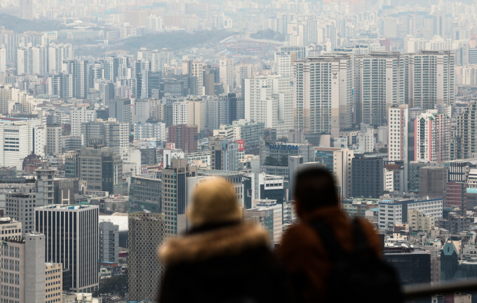 서울주택도시공사(SH)가 토지임대부 분양주택도 전용 모기지가 필요하다며 자금 마련에 대한 조속한 대응을 촉구했다.지난 4월 남산타워에서 본 아파트 단지 모습. /사진=뉴스1