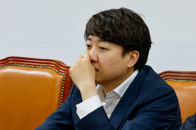 이준석 개혁신당 의원이 한동훈 전 국민의힘 비상대책위원장의 김건희 여사 문자 '읽씹'(읽고 무시했다는 뜻의 은어) 논란을 언급하며 사과하도록 했어야 했다고 주장했다. 사진은 이 의원이 지난 5월28일 서울 여의도 국회에서 열린 채상병특검법 관련 긴급 의원·당선인 총회에 참석한 모습. /사진=뉴스1