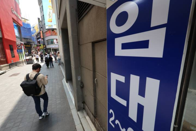 서울 중구 명동 시내의 한 가게 앞에 임대 안내문이 붙어 있다./사진=뉴시스
