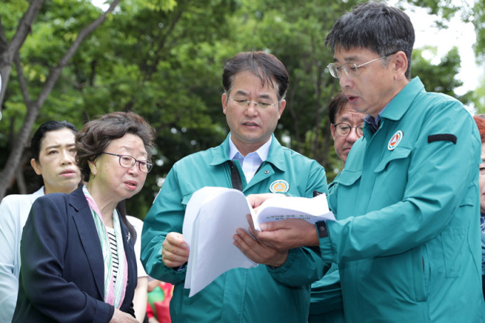 이동환 고양특례시장이 탄현동 숯고개공원 우수저류시설 예정지를 살펴보고 있다. / 사진제공=고양특례시