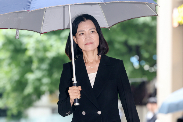 이진숙 방송통신위원장(이하 방통위)이 청문회를 앞두고 '공영방송의 제자리 찾기'를 강조하며 민주당의 방통위 2인 체계는 위법이라는 주장에 책임은 민주당에 있다고 말했다. 사진은 7월8일 경기 과천시 사무실에 출근하는 이진숙 방송통신위원장 후보. /사진=뉴스1