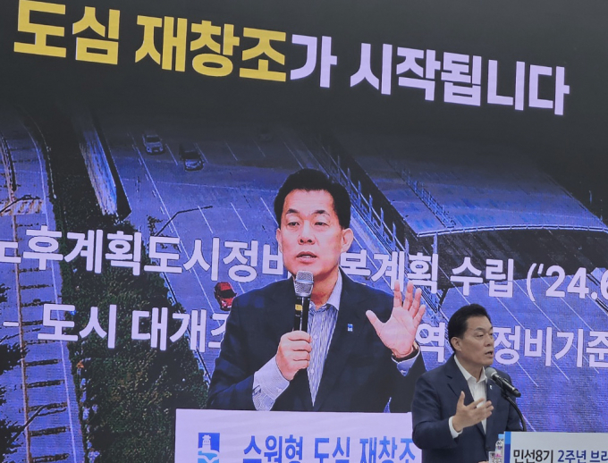 이재준(사진) 수원특례시장이 8일 시청에서 개최한 기자회견에서 '수원 대전환'에 대한 포부를 밝히고 있다. 사진=이동우 기자 