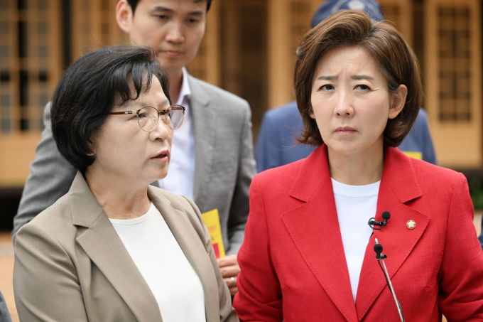 나경원 국민의힘 의원이 광주에서 진행되는 정율성 역사공원 조성사업 철회에 대해 반대의 목소리를 냈다. 사진은 나 의원(오른쪽)이 8일 광주 동구 정율성 공원 사업 부지를 찾아 연평도 해전에서 숨진 고(故) 서정우 하사의 어머니 김오복 여사와 이야기를 나누는 모습. /사진=뉴시스