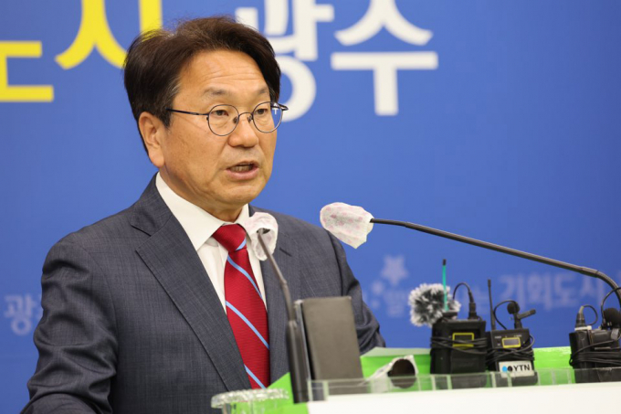 강기정 광주시장이 나경원 국민의힘 의원의 정율성 기념공원 조성 계획 철회 주장을 반박했다. 사진은 강 시장이 지난달 11일 시청 브리핑룸에서 광주 민간·군공항 통합 이전 관련 브리핑을 하는 모습. /사진=뉴스1