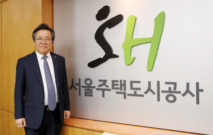   SH가 '제19회 대한민국 환경 대상' 시상식에서 ESG 경영 부문 본상을 수상했다. 사진은 김헌동 SH공사 사장. /사진=머니투데이